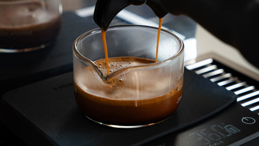 Wat is koffie crema? Zo maak je de perfecte cremalaag