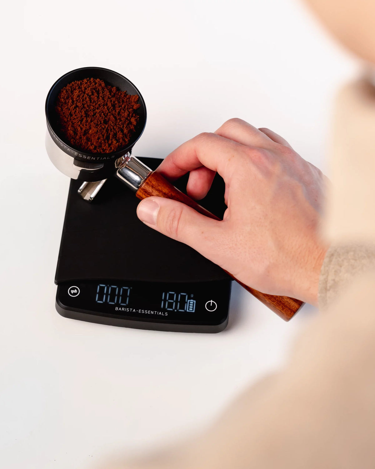 Coffee scale with automatic timer from Barista-Essentials with portafilter